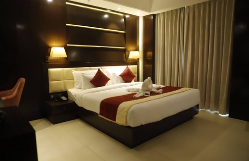 Sat Bari Hotel | Udman By Ferns N Petals, Chattarpur