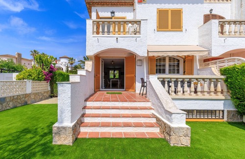 Miami Platja Chalet De Esquí | UHC CASA MISTRAL · Gran Jardín Privado con BBQ · 50m Playa Cristal