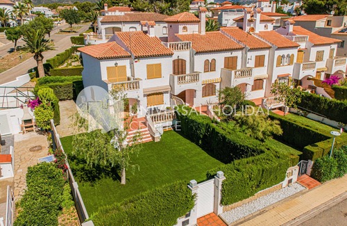 Miami Platja Chalet De Esquí | UHC CASA MISTRAL · Gran Jardín Privado con BBQ · 50m Playa Cristal