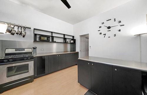 University Village / Little Italy Apartamento | UIC / Little Italy - Historic 2 Bed 1 Bath Apt. WITH FREE PARKING!