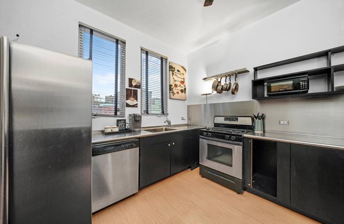 University Village / Little Italy Apartamento | UIC / Little Italy - Historic 2 Bed 1 Bath Apt. WITH FREE PARKING!