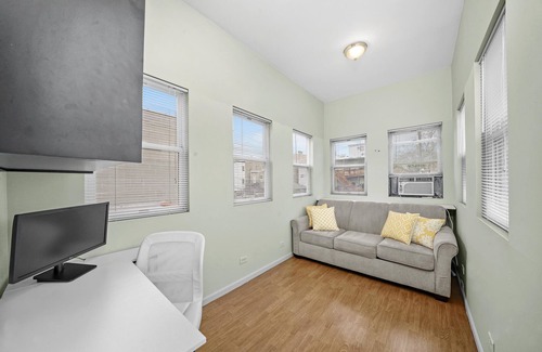 University Village / Little Italy Apartamento | UIC / Little Italy - Historic 2 Bed 1 Bath Apt. WITH FREE PARKING!