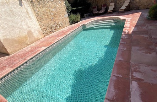 Ulla Casa | Ulla, Alt Emporda: casa de vacaciones en un pequeño y tranquilo pueblo histórico.