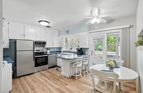 University Heights Casa | Ultimate 5-bedroom Hawkeye Tailgate Spot – Steps from Kinnick Stadium!