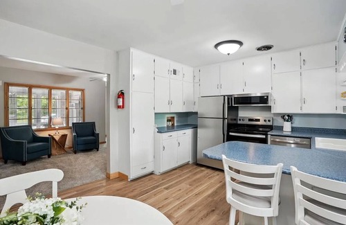 University Heights Casa | Ultimate 5-bedroom Hawkeye Tailgate Spot – Steps from Kinnick Stadium!