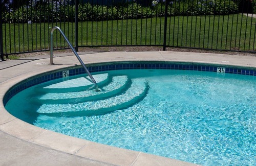 East End Apartamento | Ultimate Cali Destination! Spacious and Clean, Pool, Jacuzzi, Free Parking!
