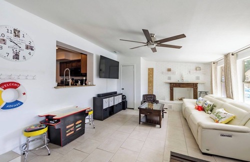 Pinellas Park Casa | Ultimate Family Fun: Pool, Theater, 6 Miles-Beach