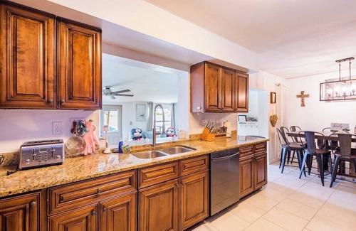 Pinellas Park Casa | Ultimate Family Fun: Pool, Theater, 6 Miles-Beach