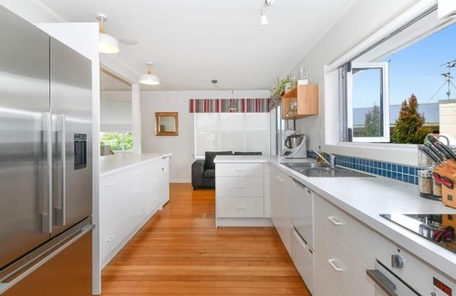 Mount Maunganui Casa | Ultimate Family Retreat. Central Mount, 400m to Beach with pool.