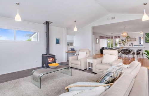 Mount Maunganui Casa | Ultimate Family Retreat. Central Mount, 400m to Beach with pool.