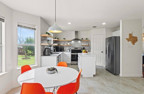 Willow Run Casa | Ultimate Getaway: 4bd, Games, Huge Backyard, Close to Everything !