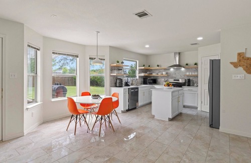 Willow Run Casa | Ultimate Getaway: 4bd, Games, Huge Backyard, Close to Everything !