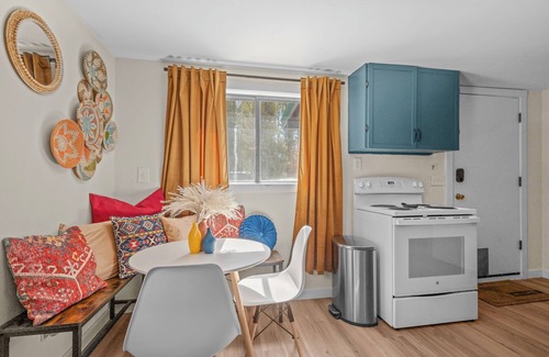 La Pine Cabaña | Ultimate Getaway ~ Hot tub ~ Sauna ~ Fire pit ~ Sun room ~ Mins from hwy & town