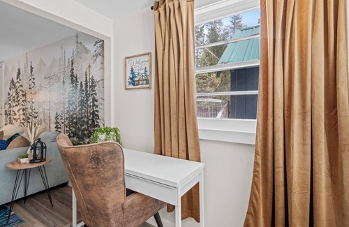 La Pine Cabaña | Ultimate Getaway ~ Hot tub ~ Sauna ~ Fire pit ~ Sun room ~ Mins from hwy & town