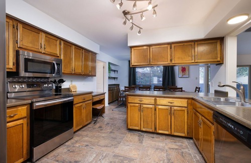 North Central Thousand Oaks Casa | Ultimate Getaway: Pool, Hot Tub, Games & More!