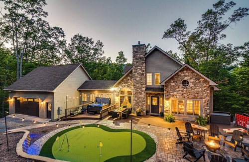 Massanutten Cabina | Ultimate Getaway: Speakeasy, Arcade, Mini Golf, Hot Tub, Fire Pit, Gym