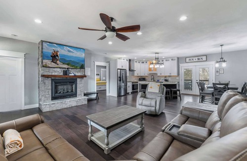 Boyds Creek Casa | Ultimate Heated Backyard Pool | Huge Game Room!