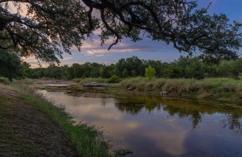 Hays County Casa | Ultimate Hill Country Retreat, POOL, Creek, Sleeps 10