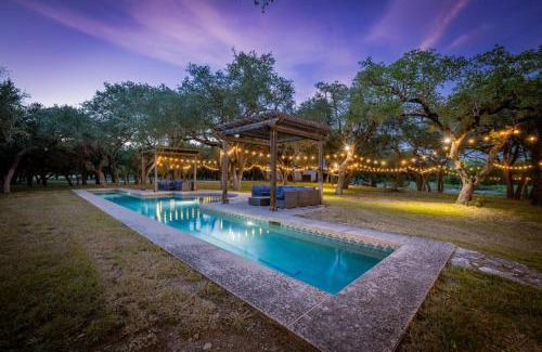 Hays County Casa | Ultimate Hill Country Retreat, POOL, Creek, Sleeps 10