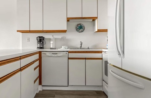 Nawiliwili Apartamento | Ultimate Kauai Getaway | Two Spacious Condo Perfect for Family Stay w/ Kitchen