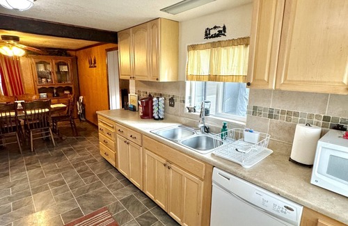 Crestline Cabina | 3BEARS LAKE CABIN-HOT TUB-POOL / PING PONG / FOOSBALL TBLS-HORSESHOE PIT-WIFI