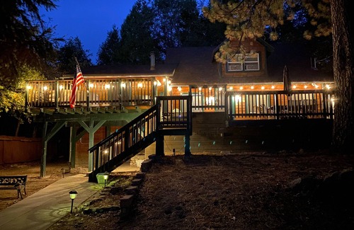 Crestline Cabina | 3BEARS LAKE CABIN-HOT TUB-POOL / PING PONG / FOOSBALL TBLS-HORSESHOE PIT-WIFI