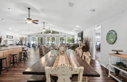 Milledgeville Casa | Ultimate Lakefront Cabin with Outdoor Pool in Georgia
