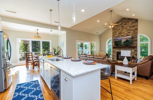 Henrico Casa | 🔥ULTIMATE Lakefront Getaway | 7,000 SqFt🌅Sunset Views🌅Hot Tub Flat Lot+ 10BR!