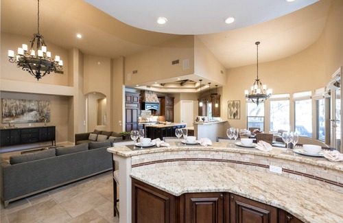 Pinnacle Peak Heights Casa | Ultimate Luxury Entertainment Home con decoración de diseñador y servicios interminables