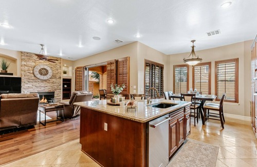 Power Ranch Casa | Ultimate Luxury Retreat with Pool & Billiards