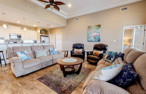 Crystal Beach Casa | Ultimate | Steps to Beach | Large Deck | Dog Haven