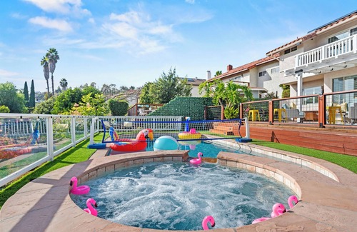 Tierrasanta Casa | Ultimate Summer Escape: 6BR, Pool, Spa & Views!