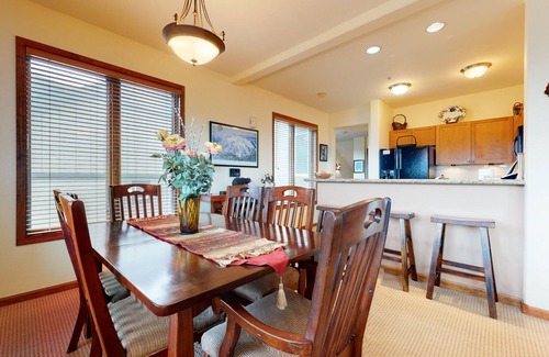 Mammoth Lakes Condominio | 5-Star Ski-In Ski-Out Luxury. Phenomenal Mountain Views. Private Washer/Dryer