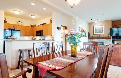 Mammoth Lakes Condominio | 5-Star Ski-In Ski-Out Luxury. Phenomenal Mountain Views. Private Washer/Dryer
