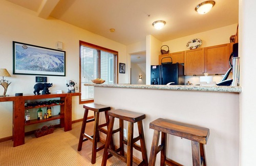 Mammoth Lakes Condominio | 5-Star Ski-In Ski-Out Luxury. Phenomenal Mountain Views. Private Washer/Dryer