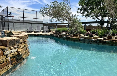 Katy Casa | Ultimate Upscale Sports Retreat Near Houston. 42 Comfortable Beds.