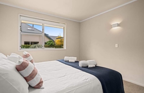 Tauranga Casa | Ultimate Waterfront Retreat: Perfect for Groups and Paddle Boarding Enthusiasts