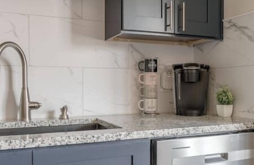 Waldron Apartamento | Ultra Clean, King bed, garage, back yard