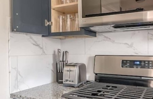 Waldron Apartamento | Ultra Clean, King bed, garage, back yard