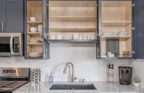 Waldron Apartamento | Ultra Clean, King bed, garage, back yard