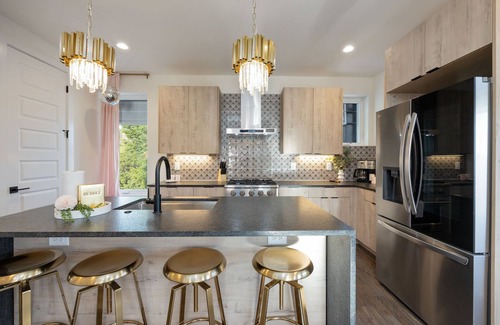 Talbot's Corner Casa | Ultra Heated Rooftop Pool! Arcade, Elevator, EV Charger, Sleeps 12, Full Home