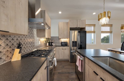 Talbot's Corner Casa | Ultra Heated Rooftop Pool! Arcade, Elevator, EV Charger, Sleeps 12, Full Home