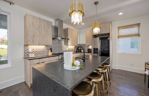 Talbot's Corner Casa | Ultra Heated Rooftop Pool! Arcade, Elevator, EV Charger, Sleeps 12, Full Home