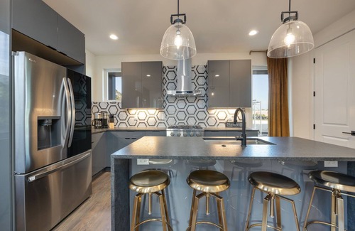 Talbot's Corner Casa | Ultra Heated Rooftop Pool! Arcade, Elevator, EV Charger, Sleeps 11, Full Home