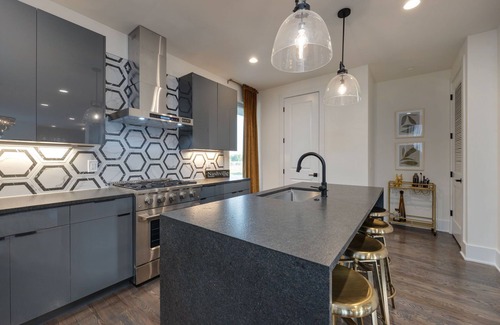 Talbot's Corner Casa | Ultra Heated Rooftop Pool! Arcade, Elevator, EV Charger, Sleeps 11, Full Home
