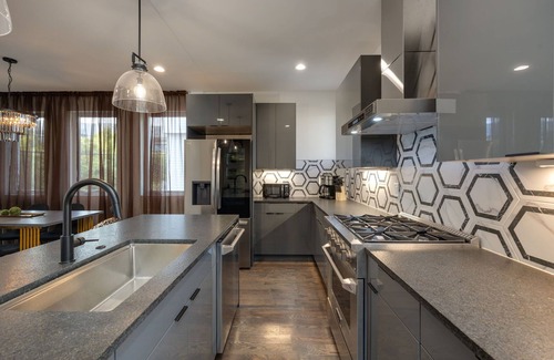 Talbot's Corner Casa | Ultra Heated Rooftop Pool! Arcade, Elevator, EV Charger, Sleeps 11, Full Home