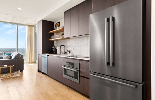 East Cesar Chavez Condominio | Ultra Lux Rainey St. Condo - Lake & Skyline View - Rooftop Pool - Gym