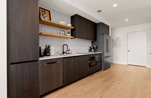 East Cesar Chavez Condominio | Ultra Lux Rainey St. Condo - Lake & Skyline View - Rooftop Pool - Gym
