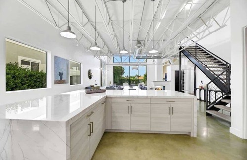 Canyon Gate Casa | Ultra Luxe Loft Villa 15min to Strip with Heated Pool