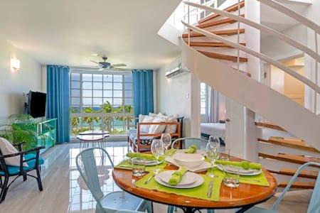 St.Bran's Burg Apartamento | Ultra Modern 2BR Penthouse, Sleeps 5, Beach Front, Pool, Roof Patio, Montego Bay